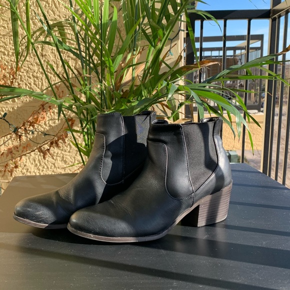 BLACK HEELED BOOTIES from forever 21 - Picture 3 of 3